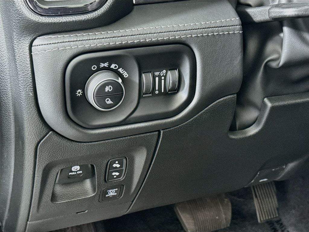 2025 RAM 1500 Limited C rew Cab 4X4
