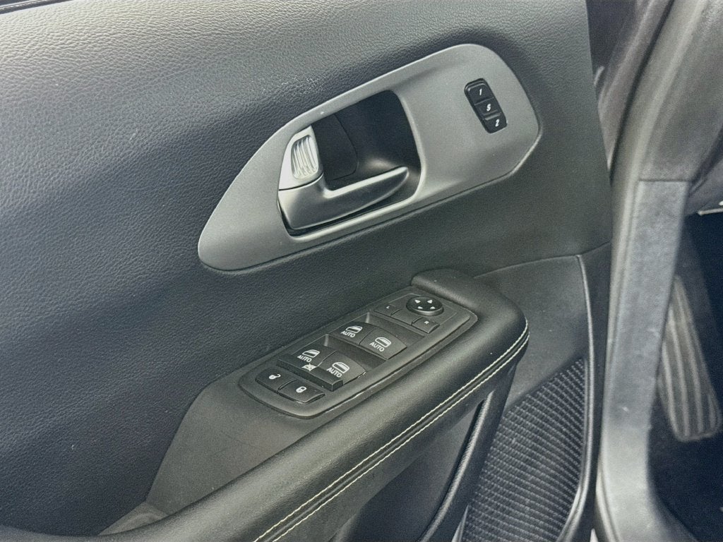 2020 Chrysler Pacifica Touring L Plus S-Appearance Package-27J