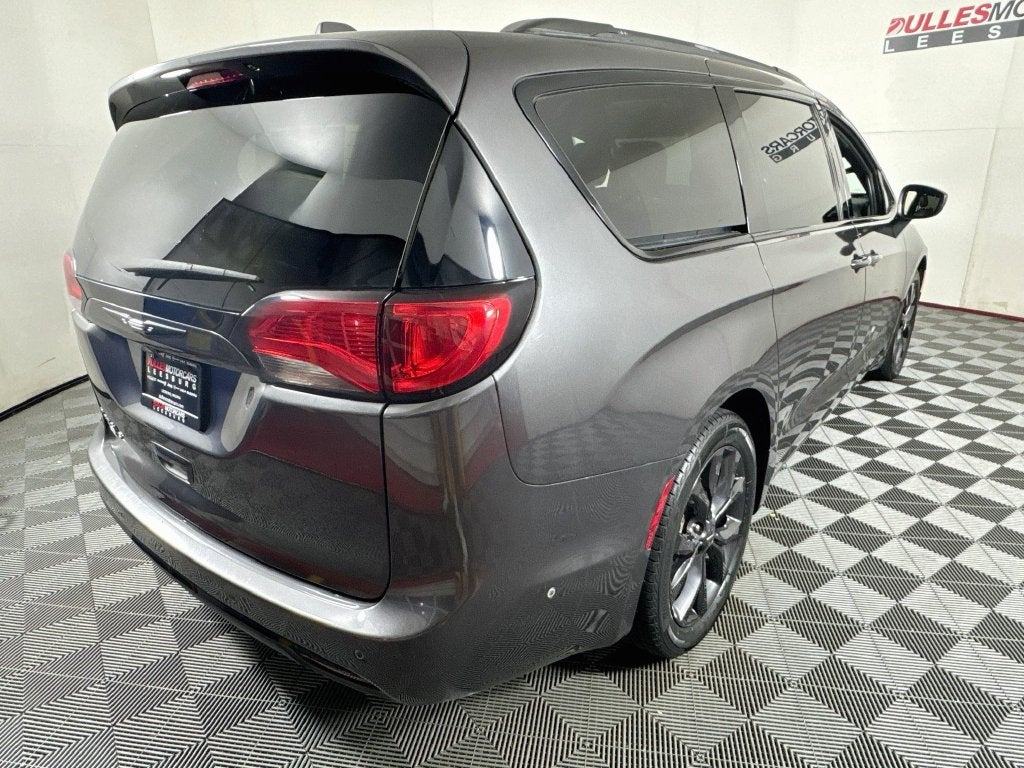 2020 Chrysler Pacifica Touring L Plus S-Appearance Package-27J