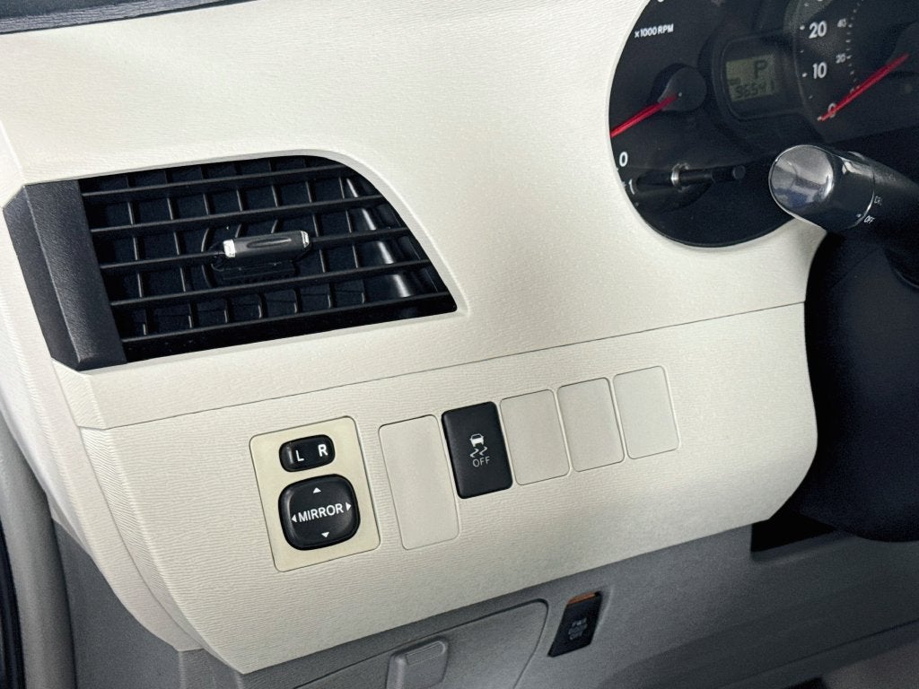 2014 Toyota Sienna LE 8 Passenger