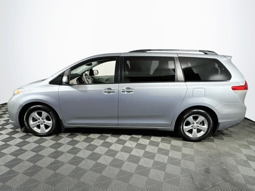 2014 Toyota Sienna LE 8 Passenger